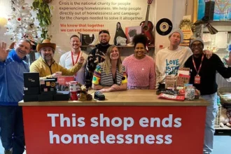 Кріс Мартін з Coldplay волонтерить у кав'ярні для безхатченків у Фінсбері Парку