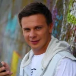 Дмитро Комаров – журналіст, мандрівник і ведучий «Світ навиворіт». Читайте біографію, цікаві факти про кар’єру та особисте життя українського телеведучого.