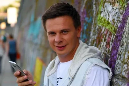 Дмитро Комаров – журналіст, мандрівник і ведучий «Світ навиворіт». Читайте біографію, цікаві факти про кар’єру та особисте життя українського телеведучого.
