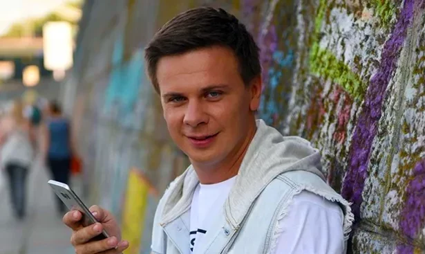 Дмитро Комаров – журналіст, мандрівник і ведучий «Світ навиворіт». Читайте біографію, цікаві факти про кар’єру та особисте життя українського телеведучого.