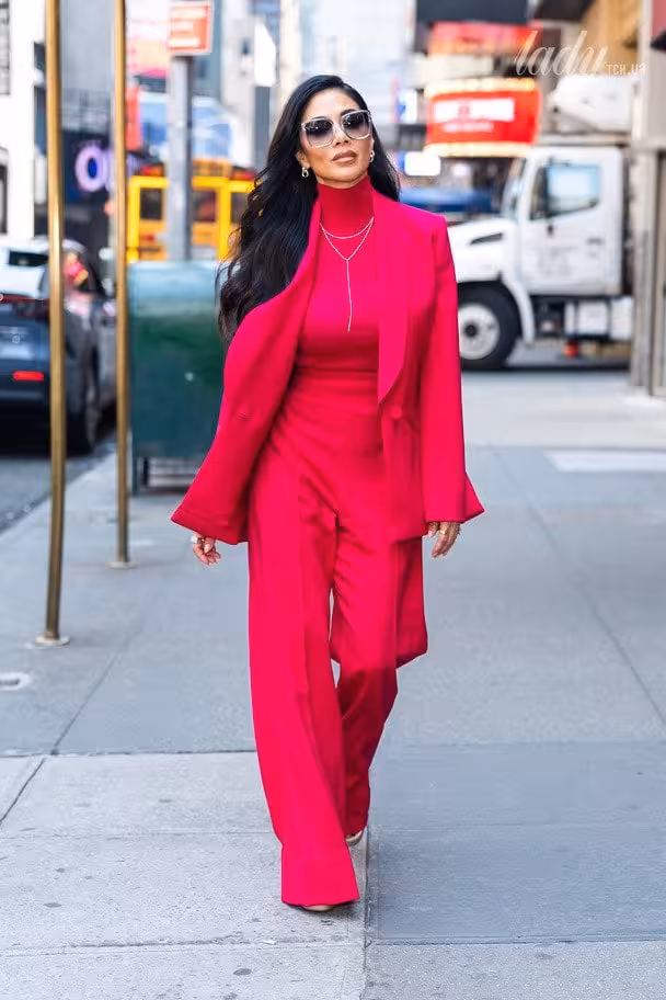 В елегантному жакеті і штанях-палацо: Ніколь Шерзінгер