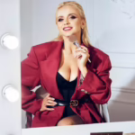 Лілія Ребрик у корсеті та вишневому жакеті