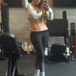 Дженніфер Лопес у білому топі та лосинах у спортзалі