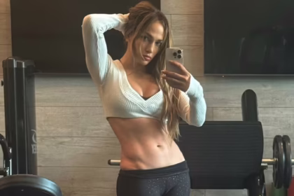 Дженніфер Лопес у білому топі та лосинах у спортзалі