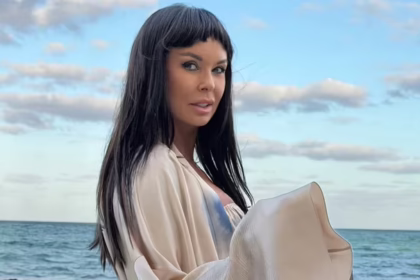 Ассія Ахат у шовковому топі демонструє засмаглий прес на відпочинку