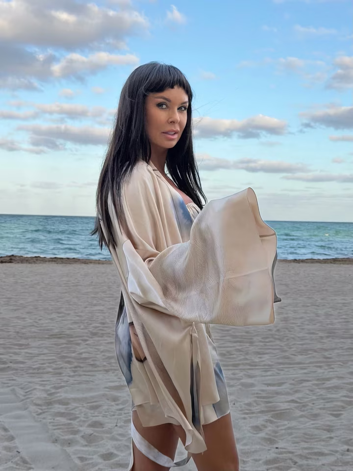 Співачка Ассія Ахат на тлі океану в шовковому вбранні