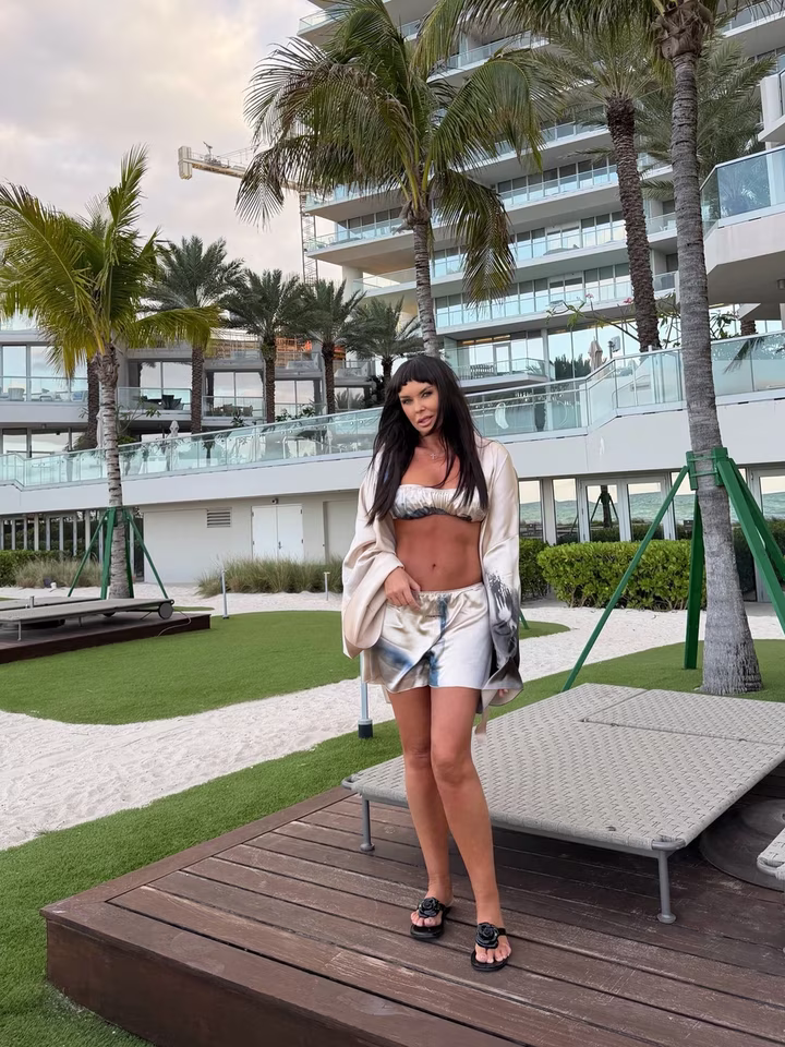 Ассія Ахат оголила живіт та ноги у стильному літньому образі