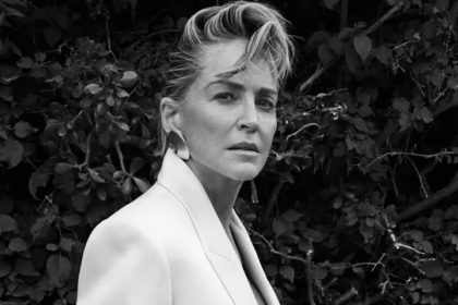 67-річна Шерон Стоун у сукні-сітці в оточенні чоловіків