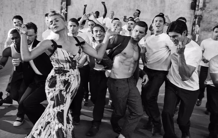 Шерон Стоун посвітила грудьми крізь пікантну сітку