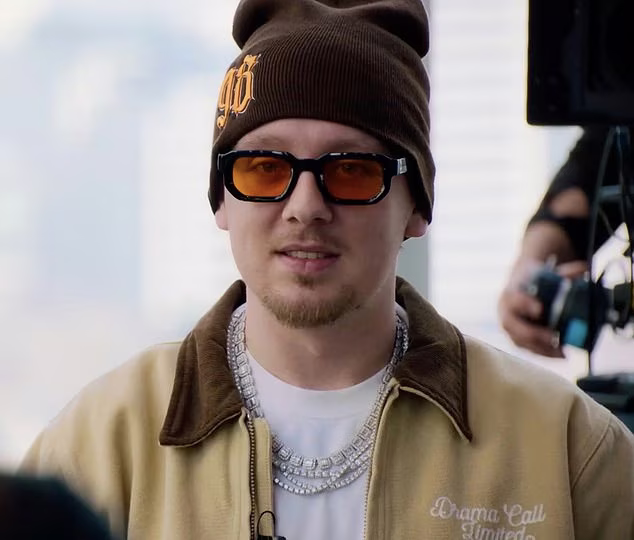 Музикант Aitch шокований запитанням про банківські дані