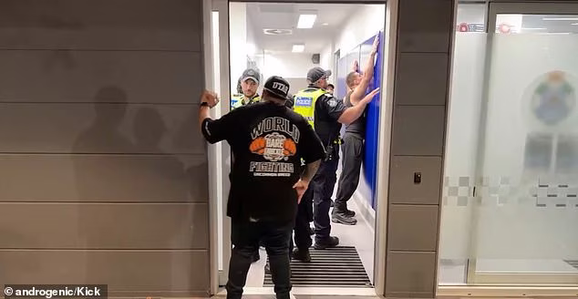 Відомий блогер Androgenic без перуки після скандального відео