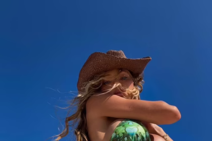 Еббі Довс у зеленому бікіні та солом'яному капелюсі