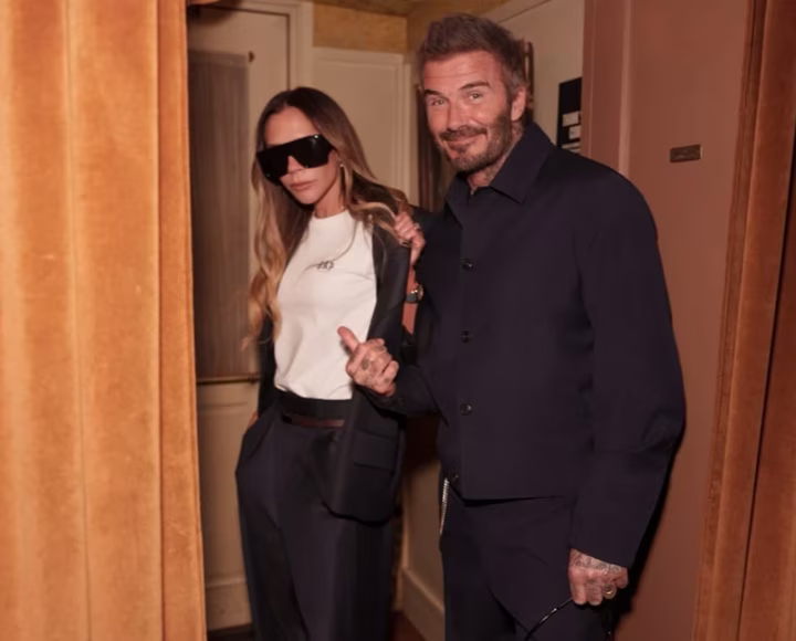 Девід і Вікторія Бекхем сміються та жартують на вечірці