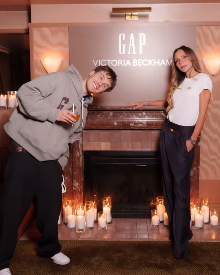 Круз Бекхем з напоєм поруч із мамою Вікторією