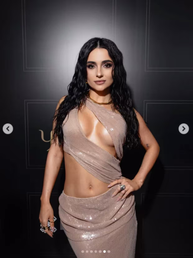 Анна Трінчер засвітила зайвого у новому вбранні