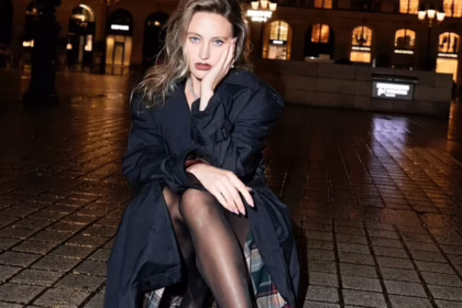 Єва Бушміна повністю оголена на замерзлому пірсі взимку