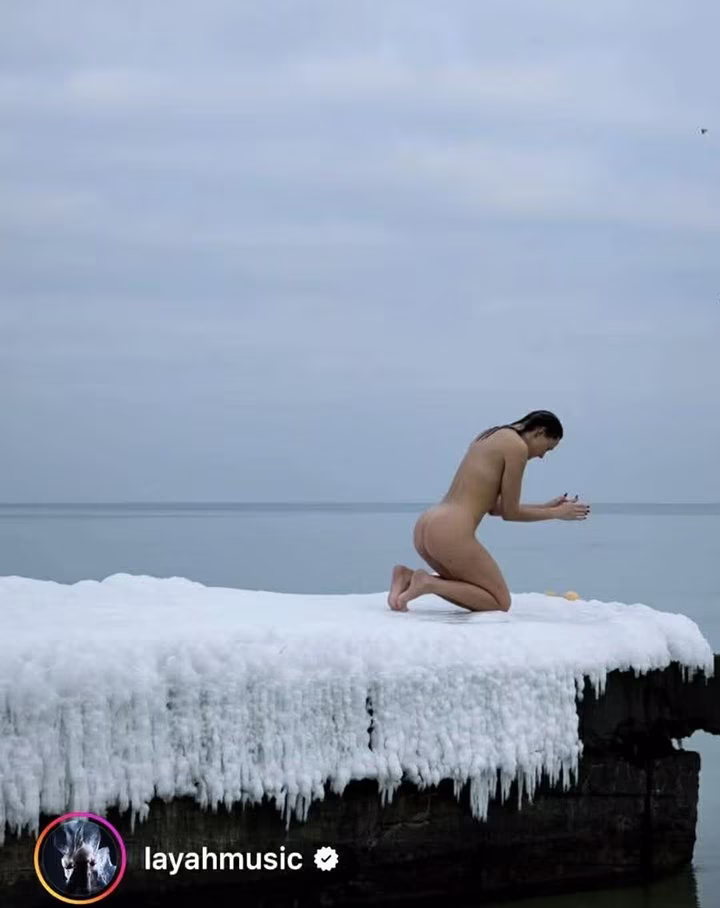 Єва Бушміна позує оголеною на холодному пірсі на фоні річки