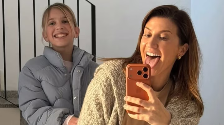 Єва Бушміна у повний зріст без одягу на заледенілому пірсі