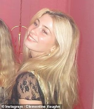 Клементін Вон у чорному мереживному топі на вечірці в Нью-Йорку