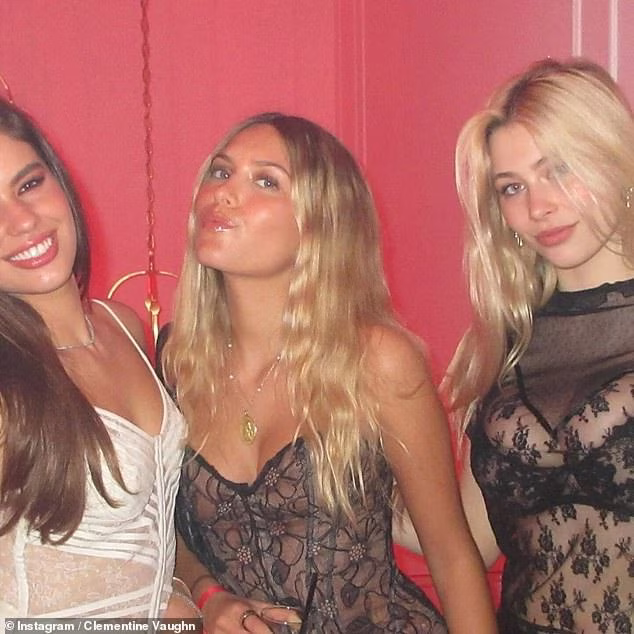 Клементін Вон позує для фото в Instagram