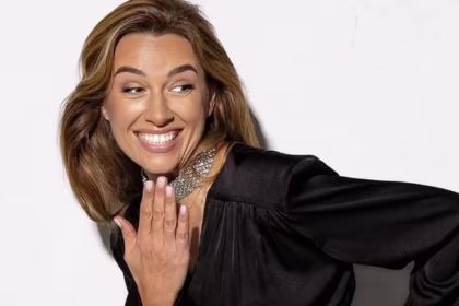 Христина Решетнік у чорному боді демонструє стрункі ноги