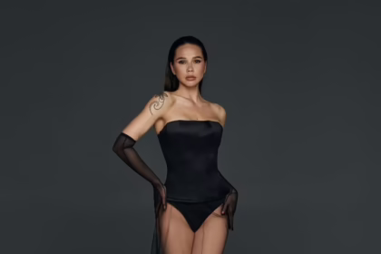 Наталія Татарінцева у чорному корсеті та напівпрозорій спідниці