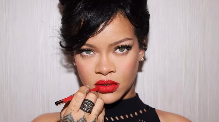 Співачка Ріанна позує у спідньому на дивані