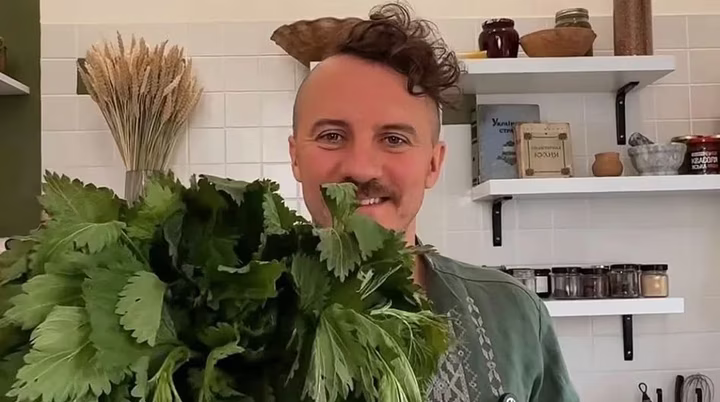 Євген Клопотенко готує зелений борщ із кропиви