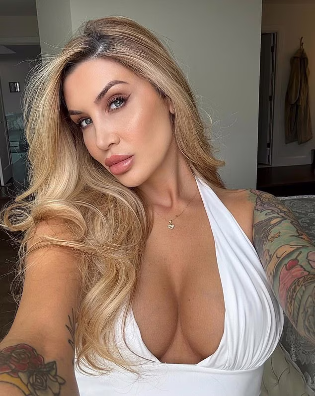 Gia Fleur в бікіні Playboy Mansion