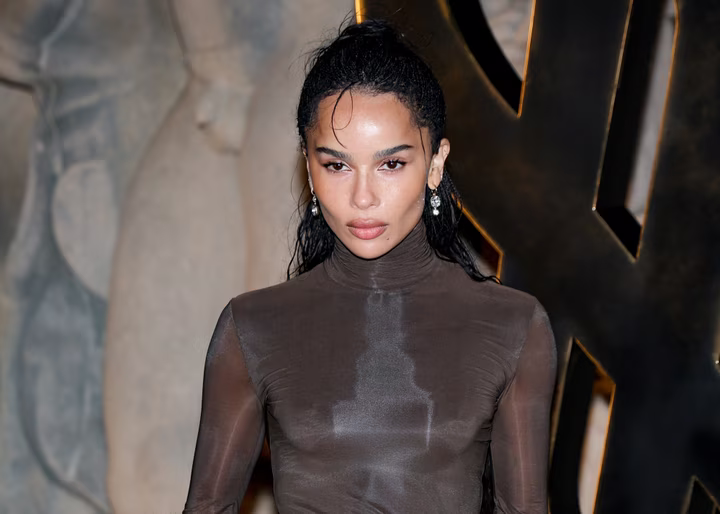 Зої Кравіц з обручкою з діамантом крупним планом