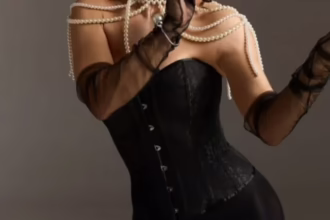 Ілона Гвоздьова у відвертому образі з глибоким декольте тренд гола мода