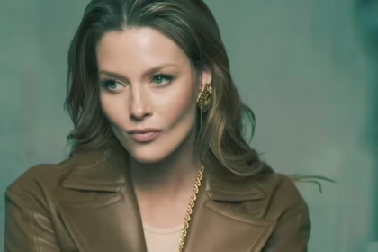 Любава Грешнова у шкірянці та гіпюрових колготках позує на стільці