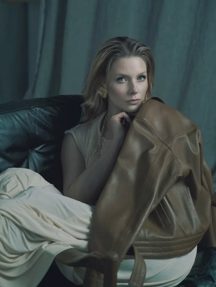 Любава Грешнова у кремовому максі та шкірянці млосно попозувала