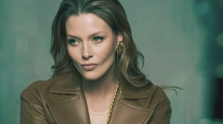 Любава Грешнова позує у леопарді та гіпюрі на стільці