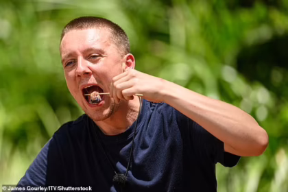 Учасники шоу The Assembly ставлять запитання зірці