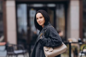 Інна Мірошниченко у стильному смугастому пальті на вулицях Києва