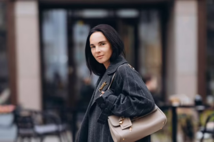 Інна Мірошниченко у стильному смугастому пальті на вулицях Києва