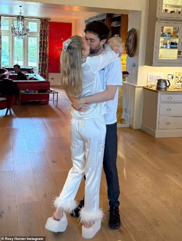 Роксі Горнер у весільній сукні від Galia Lahav на вечірці