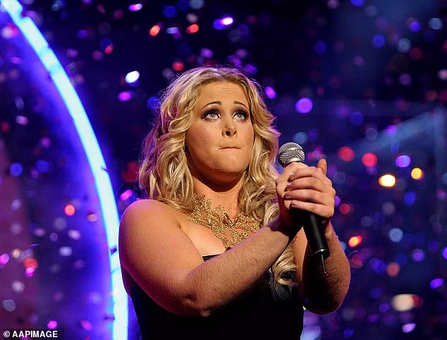 Кейт ДеАрауго на сцені Australian Idol