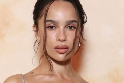 Кейт Мосс і Зої Кравіц у прозорих сукнях на показі Saint Laurent