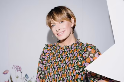 Олена Кравець зі своїми молодшими дітьми двійнятами