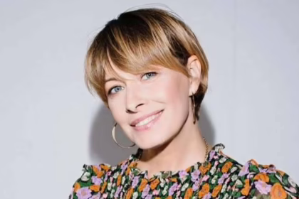 Олена Кравець з дітьми-двійнятами Іваном та Катериною у вишиванках