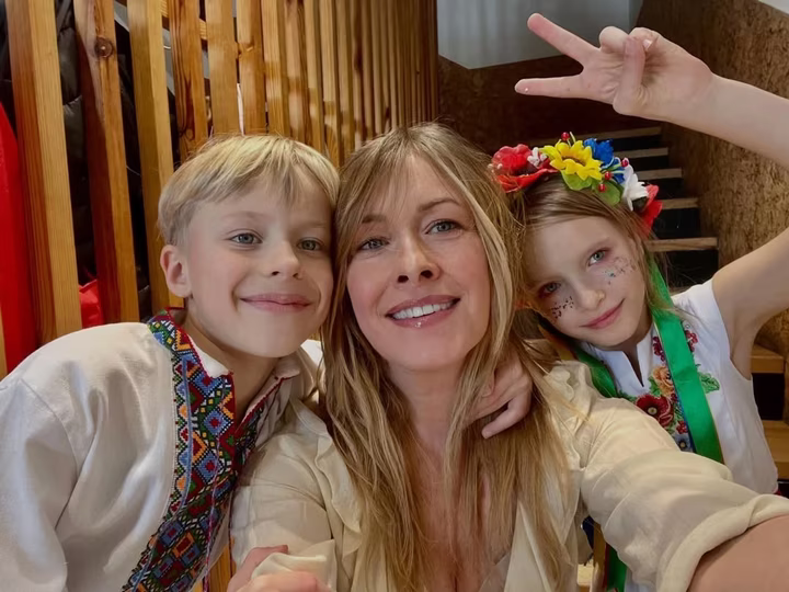 Діти Олени Кравець Іван та Катерина готуються до літнього табору