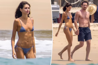 Кая Гербер у синьому бікіні відпочиває з Льюїсом Пуллманом у Мексиці