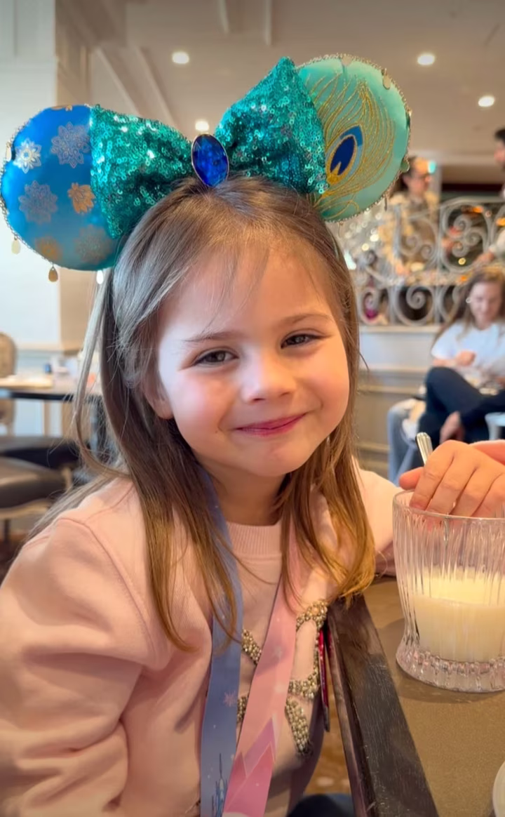 Донька Юрушевої та Скічка Анна у вушках Мікі Мауса