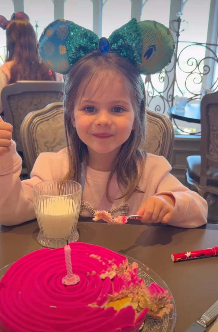 Анна Скічко куштує десерт на своєму дні народження