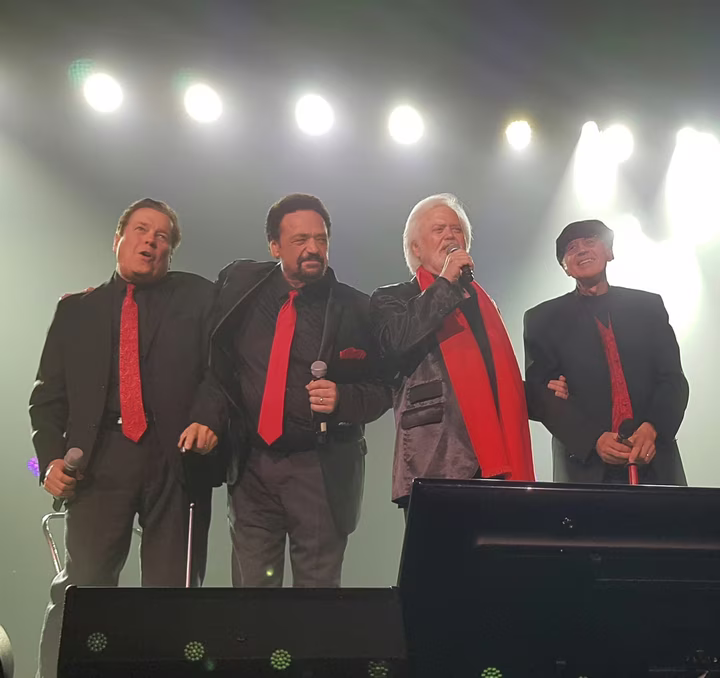 Алан Осмонд виступає на сцені, архівне фото