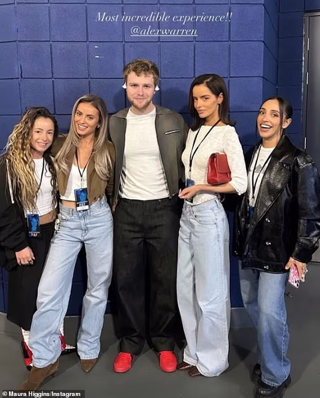 Мора Гіггінс натискає кнопку конфеті на шоу Алекса Воррена