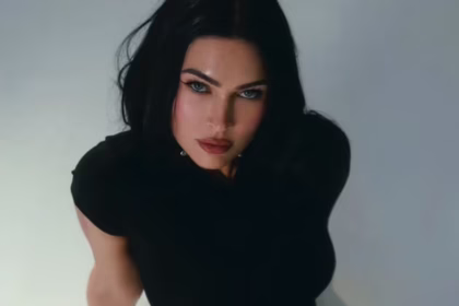 Меган Фокс у боді та панчохах позує на підлозі