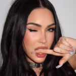 Меган Фокс у суперміні влаштувала звабливу фотосесію на ліжку